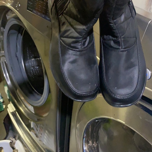 Women’s size 7 winter boots - Picture 2 of 3